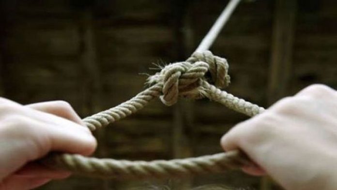 Aptek müdirinin meyiti asılmış vəziyyətdə tapıldı