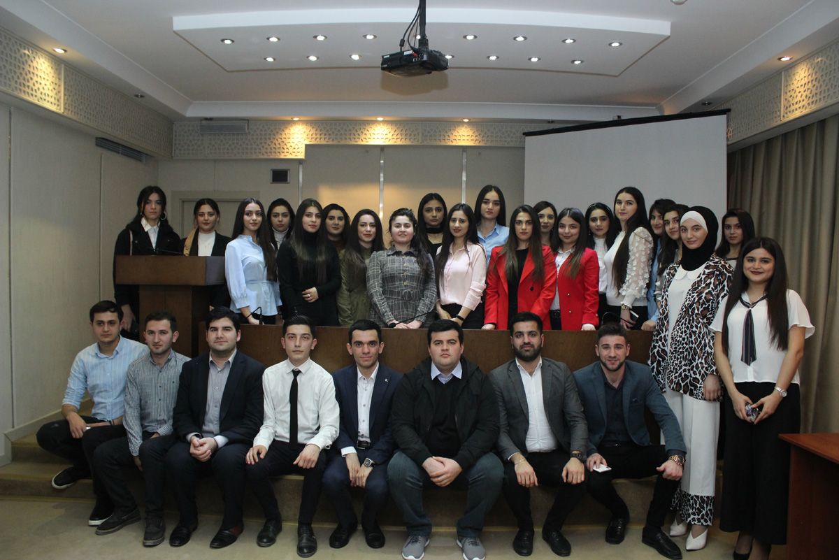 Rektor əlaçı tələbələrə pul mükafatı verdi - FOTO