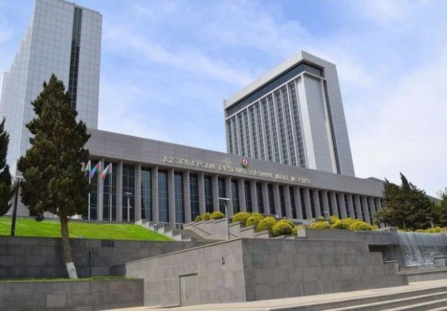 Bu gün Azərbaycanda növbədənkənar parlament seçkiləridir