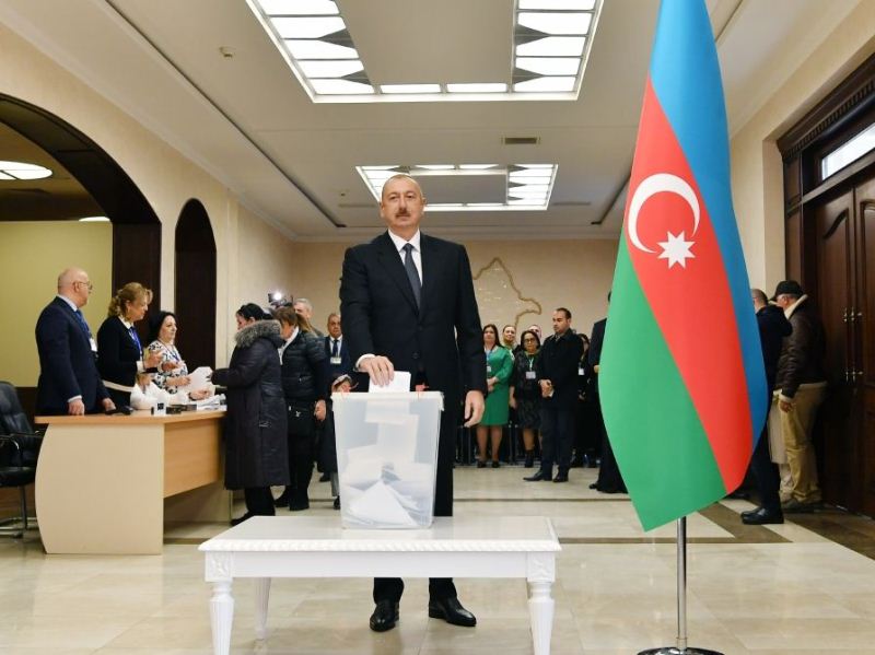 Prezident və ailə üzvləri səs verdi - VİDEO+FOTOLAR - YENİLƏNİB