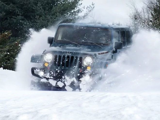 Şamaxıda “Jeep” qarlı yolda qaldı: Köməyə FHN gəldi