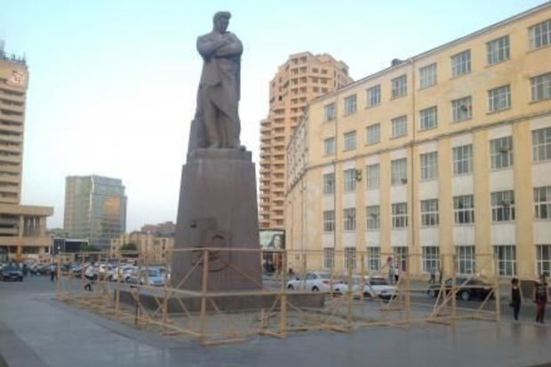 Cəfər Cabbarlının heykəli hasara alındı