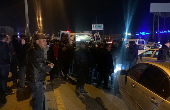 Bakıda avtomobil işıq dirəyinə çırpılıb: yaralılar var
