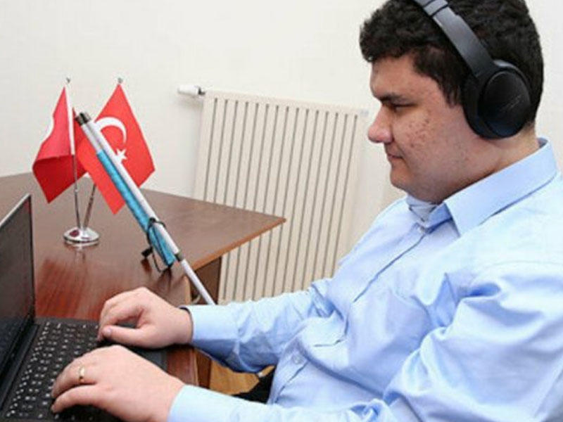 Görmə məhdudiyyətli türk tələbə feysbukda işə başladı