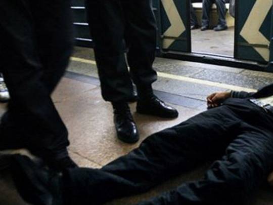Bakıda kişi metronun çıxışında öldü