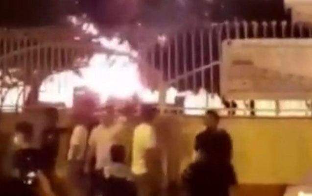 İranda koronavirusdan şübhələnib xəstəxanaya od vurdular - VİDEO