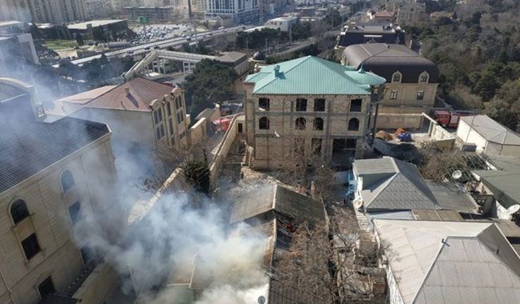 Bakıda həyət evində yanğın: alov qonşuluqdakı evləri də bürüdü