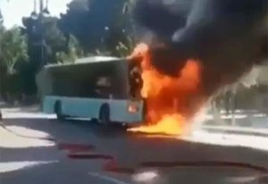 Sumqayıtda sərnişin avtobusu yandı: FHN hərəkətə keçdi