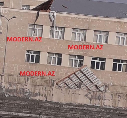 Paytaxtda güclü külək məktəbin DAMINI UÇURDU - FOTO