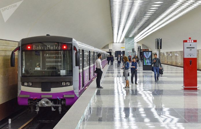 Azərbaycanda nazir müavini metroda - FOTO