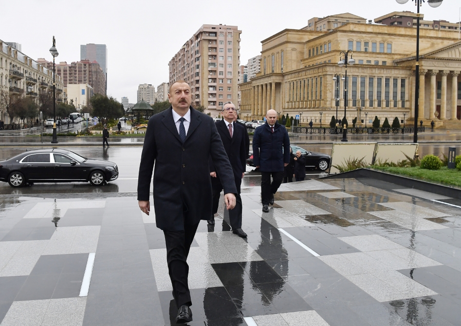 İlham Əliyev Xətainin heykəlinin köçürüldüyü parka gəldi