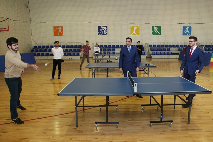 İsrail səfiri tələbə ilə tennis oynadı