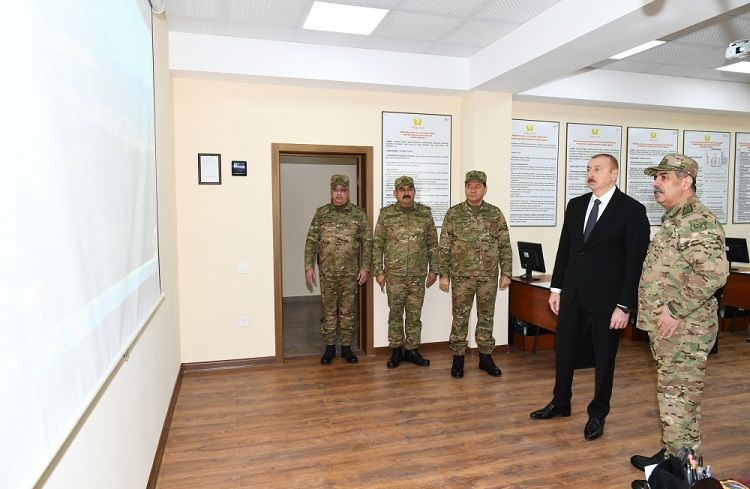 Dövlət başçısı hərbi hissədə yaradılan şəraitlə tanış oldu - FOTO
