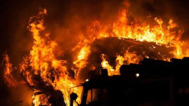 Sabirabadda ticarət obyektləri yandı