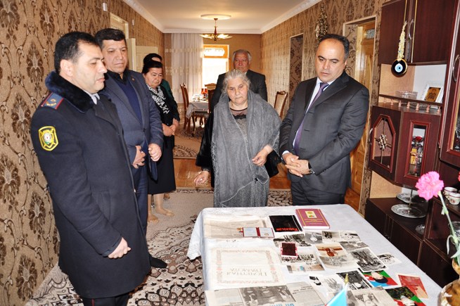 İcra başçısı Milli Qəhrəman xanımlarını təbrik etdi - FOTOLAR