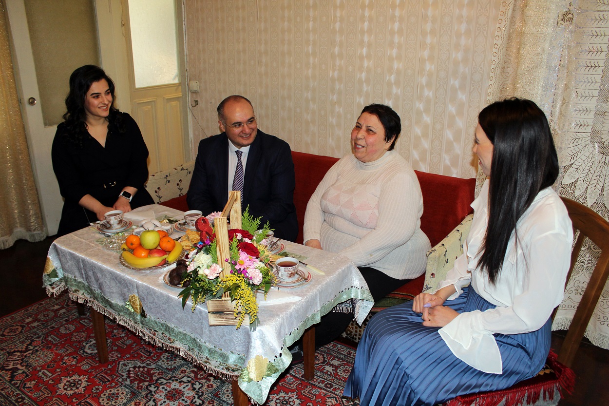 Dövlət Sosial Müdafiə Fondunun direktoru tənha ahıl qadınları evlərində ziyarət etdi