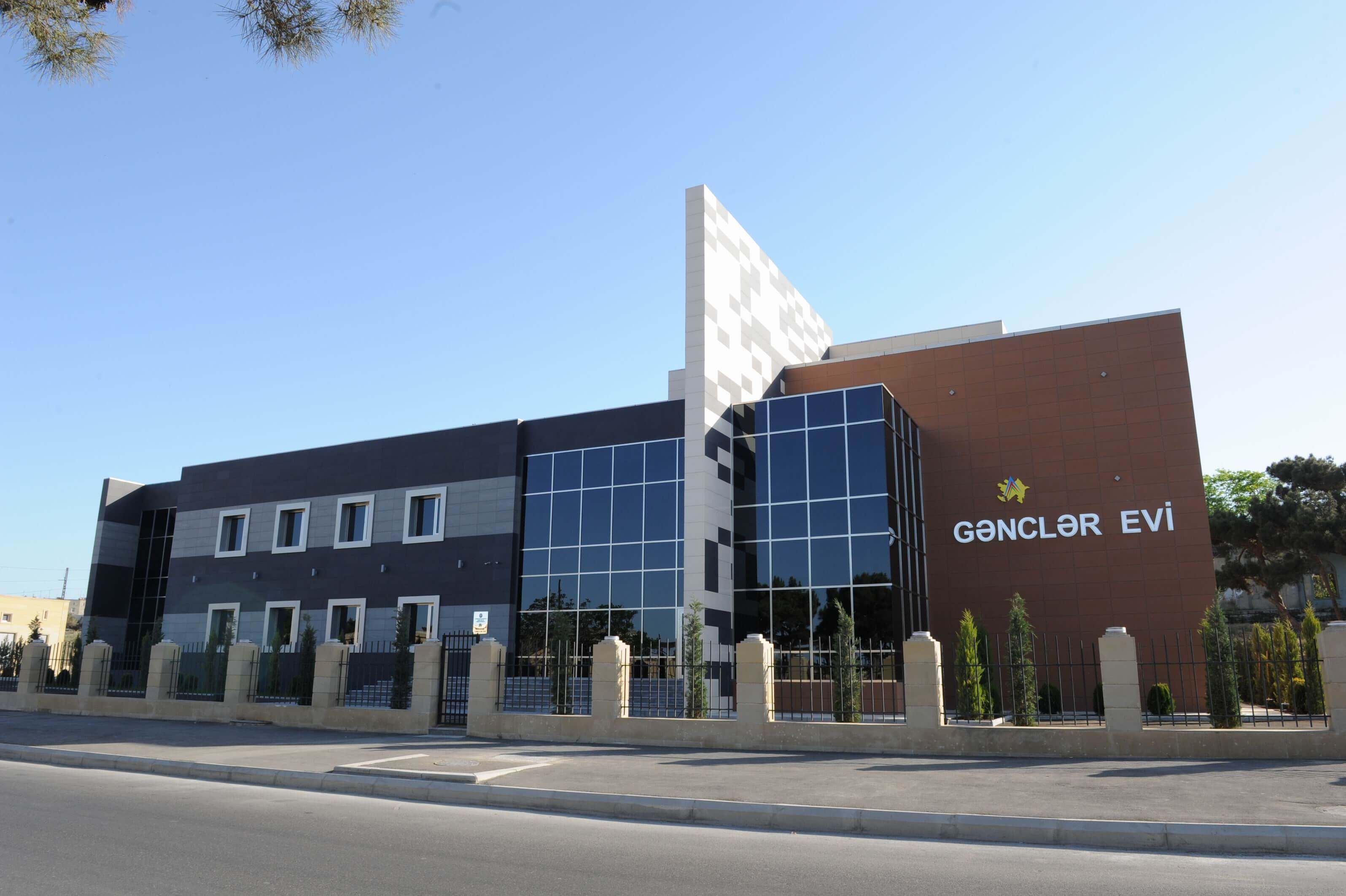 Könüllülər şəhid analarını təbrik etdilər