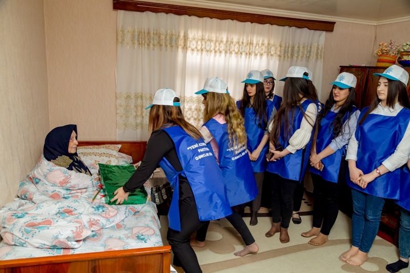 Salyanlı gənclər şəhid analarını təbrik etdilər - FOTOLAR