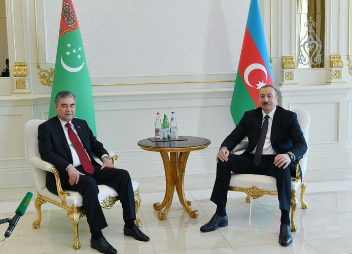 Azərbaycan və Türkmənistan prezidentləri təkbətək görüşüb