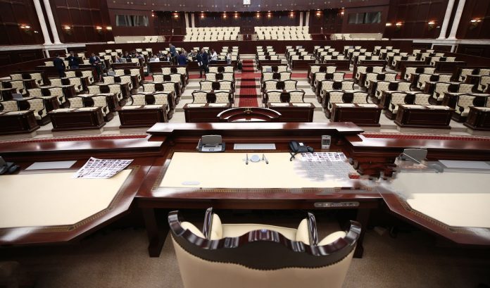 Parlamentdə deputatların oturacağı yerləri kim seçir? - CAVAB