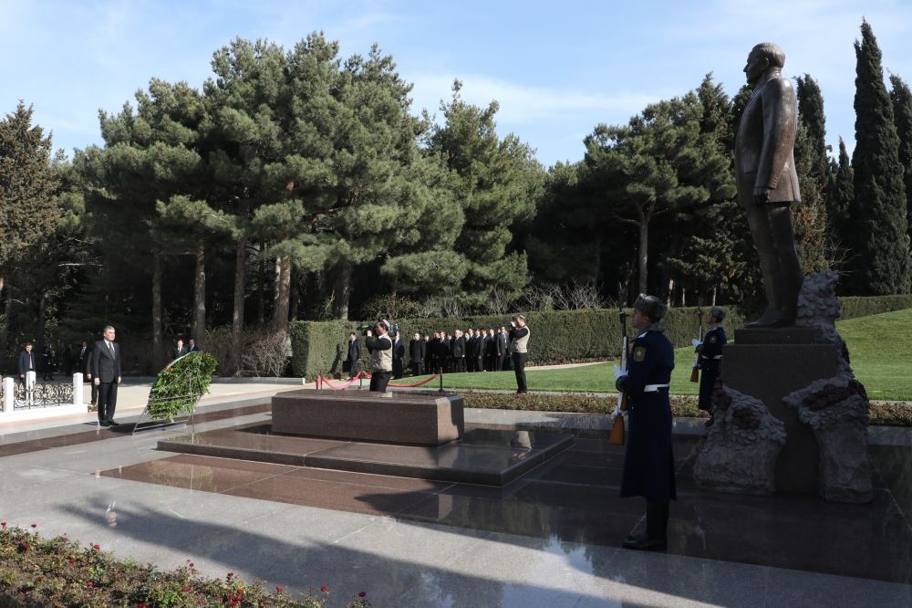 Türkmənistan Prezidenti Heydər Əliyevin məzarını və Şəhidlər xiyabanını ziyarət edib - FOTO