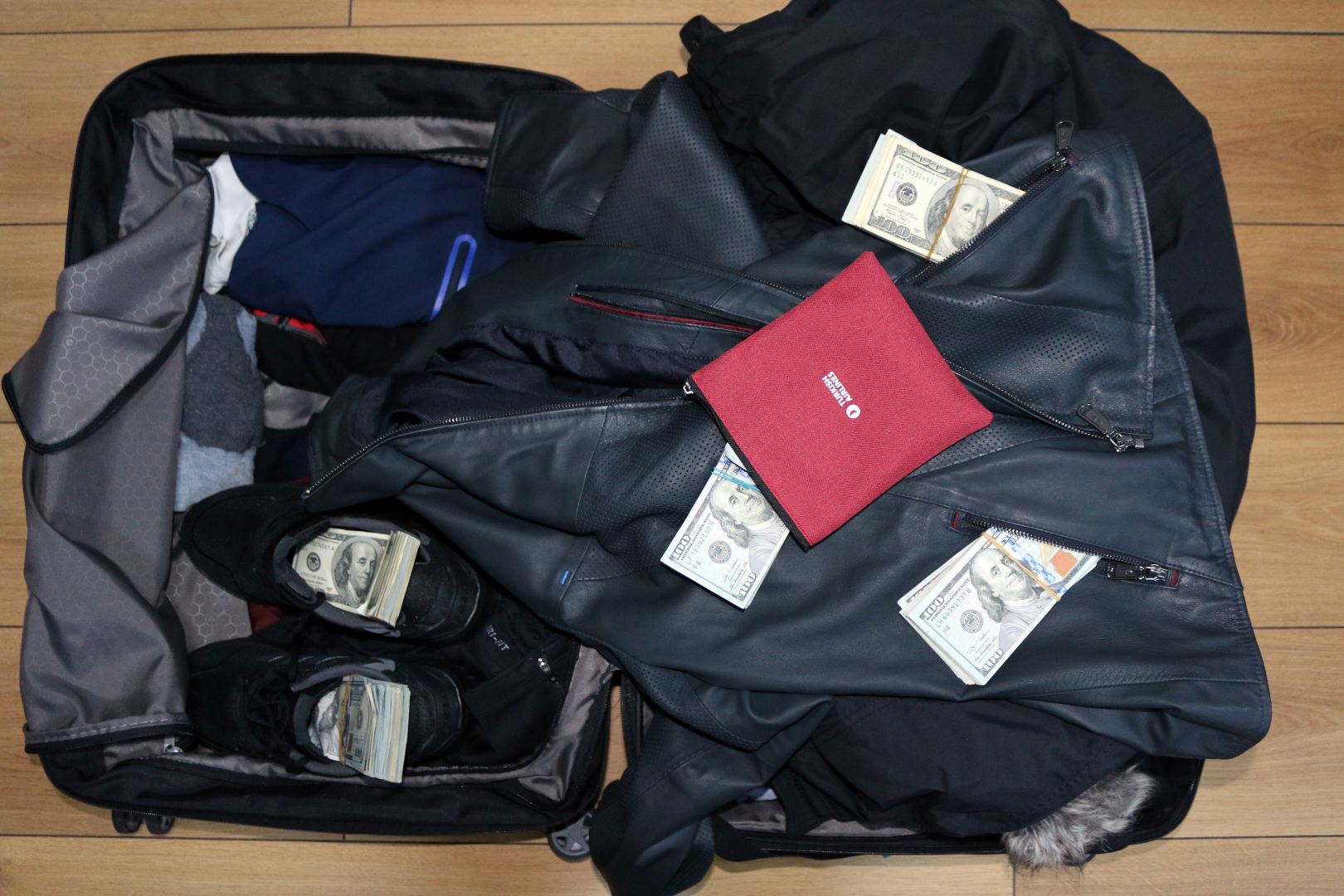 Dollar əməliyyatı - GÖMRÜKDƏ 42 min pul götürüldü 