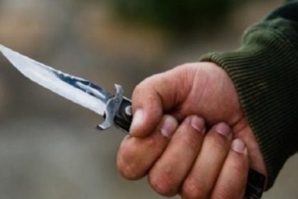 Oğul atasını öldürməzdən əvvəl qardaşını bıçaqladı