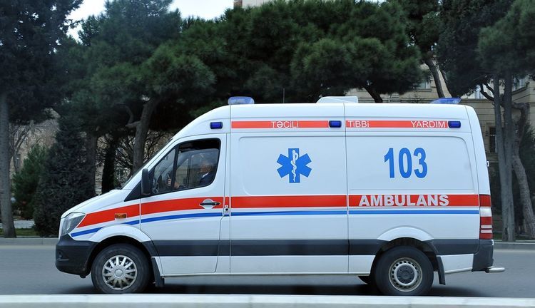 Ölən şəxsin meyitini rayona aparan təcili yardım maşını qəzaya düşdü