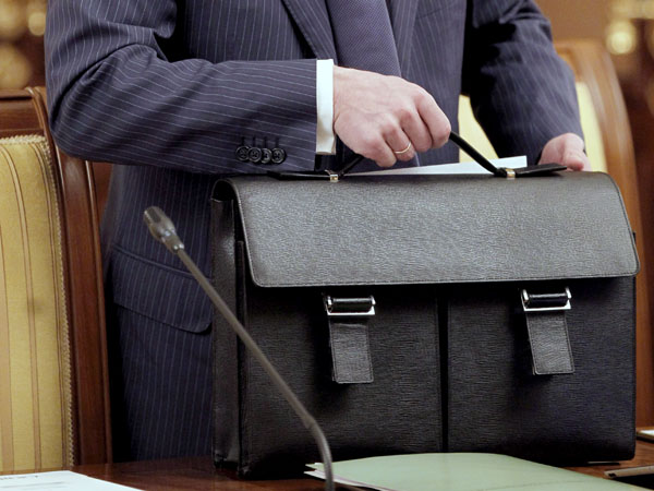 İcra başçısı müavinini işdən çıxardı