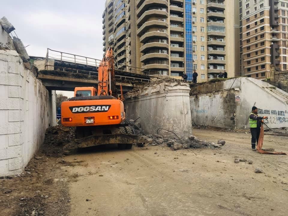 Bakıda dəmir yolu körpüsü sökülür -FOTO
