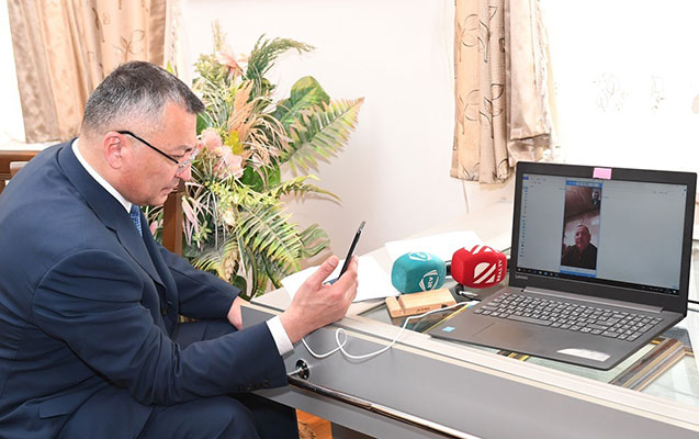 Rövşən Rzayev videozənglə vətəndaşlara zəng etdi, 5 saat danışdı