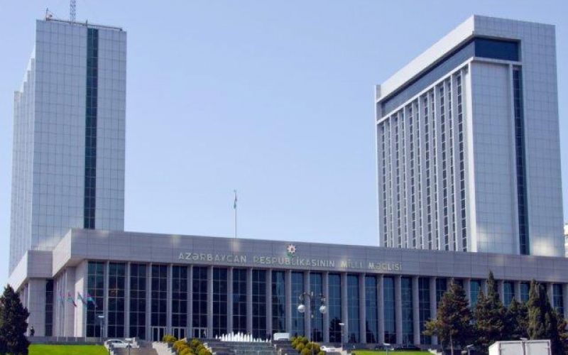 Parlament vətəndaş qəbullarını dayandırdı