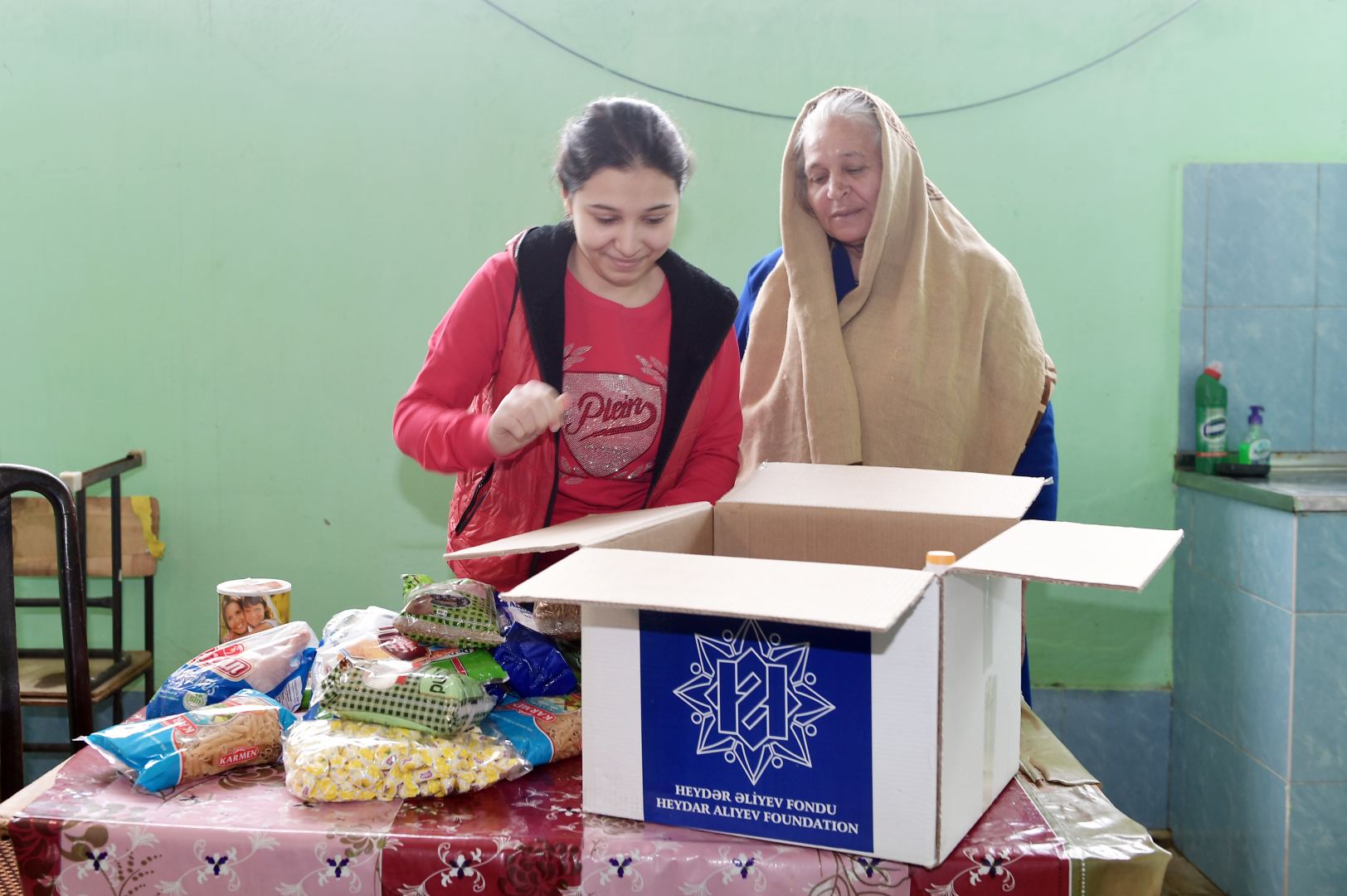 Heydər Əliyev Fondundan ünvanlı sosial yardım alan ailələrə Novruz sovqatı - FOTOLAR