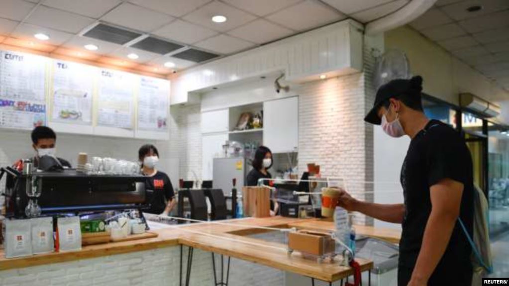 Bu kafe sosial məsafəni qorumaq üçün arabalarda qəhvə satır