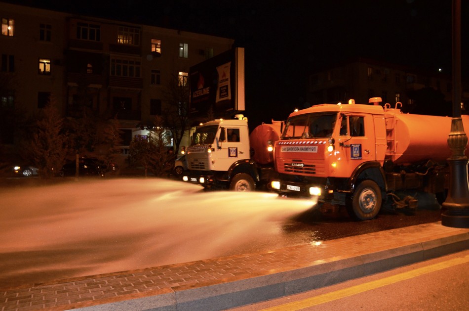 Koronavirusa görə Bakı küçələrini yuyurlar - FOTOLAR