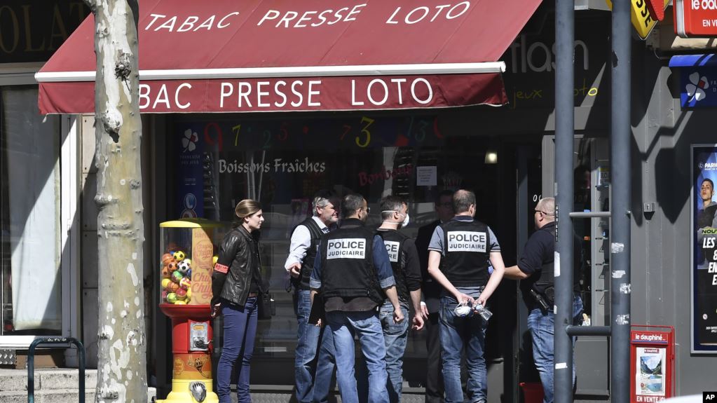 Fransada alış-veriş üçün bayıra çıxanlar bıçaqlandı