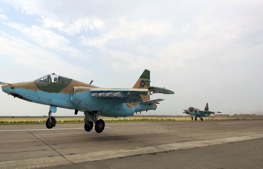 Azərbaycan Ordusu MiQ-29 və Su-25 təyyarələrini havaya qaldırdı - VİDEO