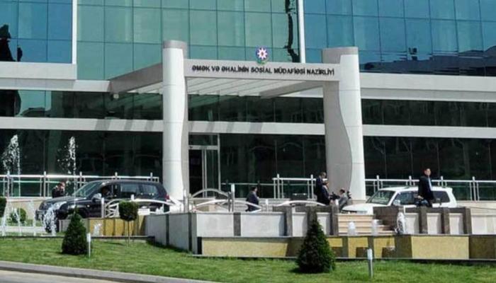 Nazirlikdən sosial şəbəkədə videosu yayılan fəhlənin işdən çıxarılması ilə bağlı AÇIQLAMA