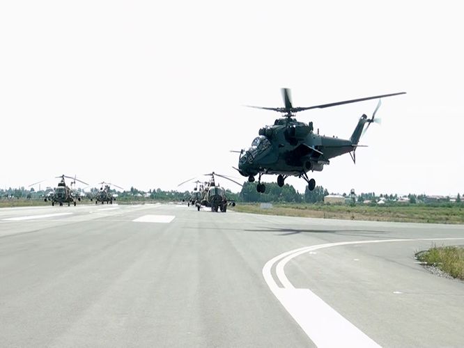 Hərbi Hava Qüvvələrinin helikopterləri uçuş məşqləri keçirir - VİDEO