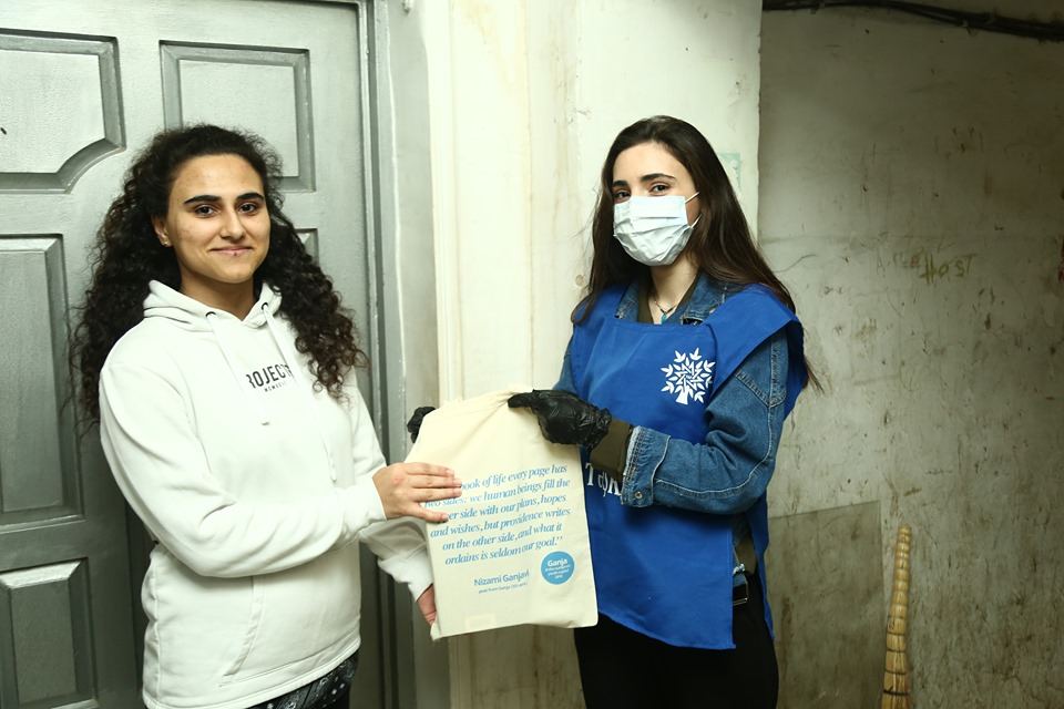 Gənclər Naqif Həmzəyevin başlatdığı sosial aksiyanı maraqla qarşıladılar  - FOTO