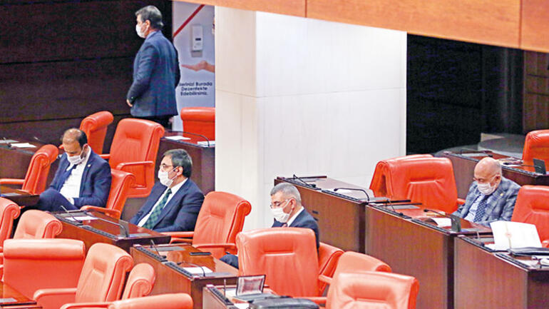 Türkiyədə deputatlar 16 saatlıq müzakirədə yuxuya getdilər - FOTOLAR