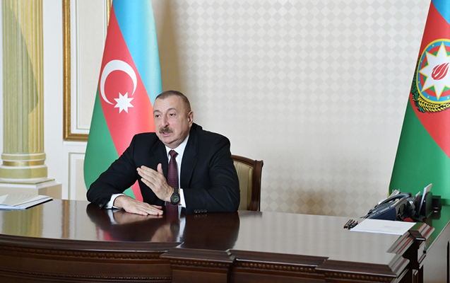 İlham Əliyev müxalifəti tənqid etdi: “Paltonun üstündən narıncı mayka geyinmişdilər” 