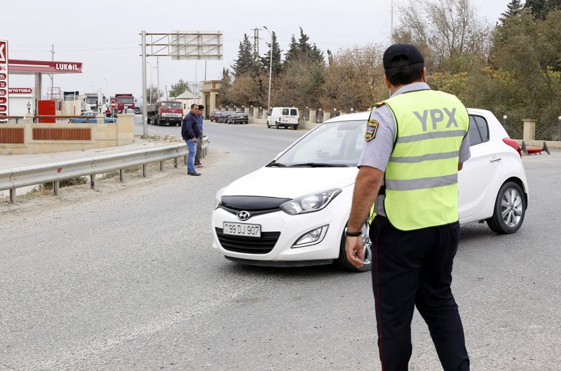 Yol polisi baqajda gizlənən daha bir nəfəri saxladı 