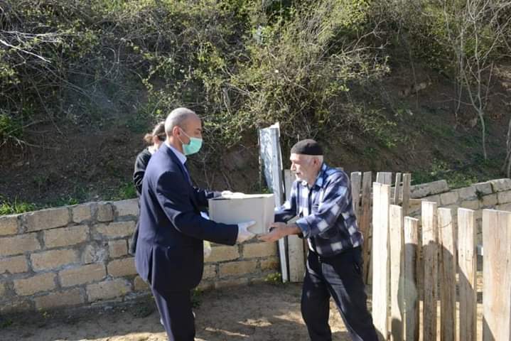İqbal Mammadov seçicilərinə yardım etdi - FOTO