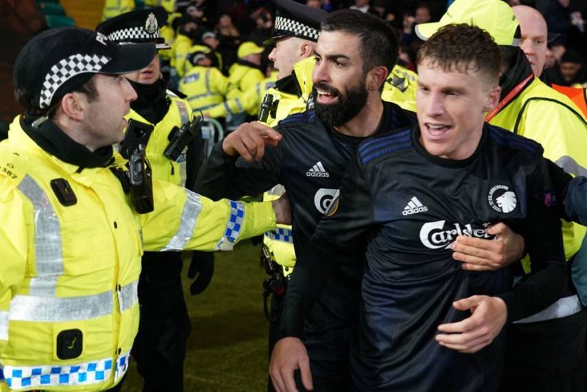 Polisi itələyən futbolçu cəzalandırıldı