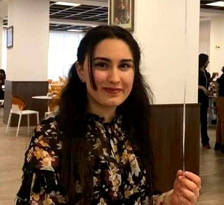 Bakıda pəncərə silmək istəyən tələbə yıxılaraq ölüb