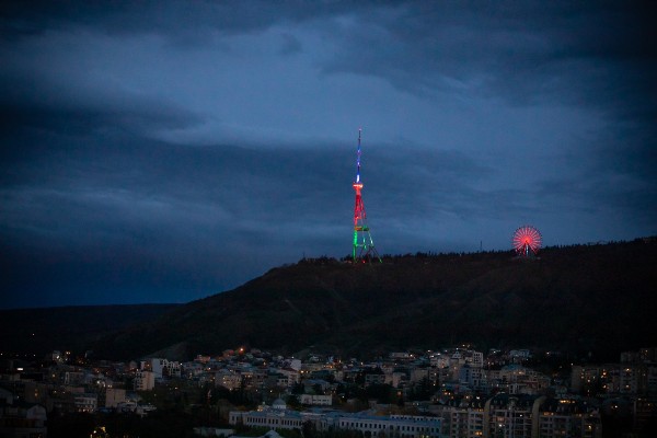 Tbilisi teleqülləsi Azərbaycan bayrağının rəngləri ilə işıqlandırıldı