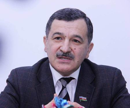 Aydın Mirzəzadə spiker və müavinlərdən maska taxmağı xahiş etdi 