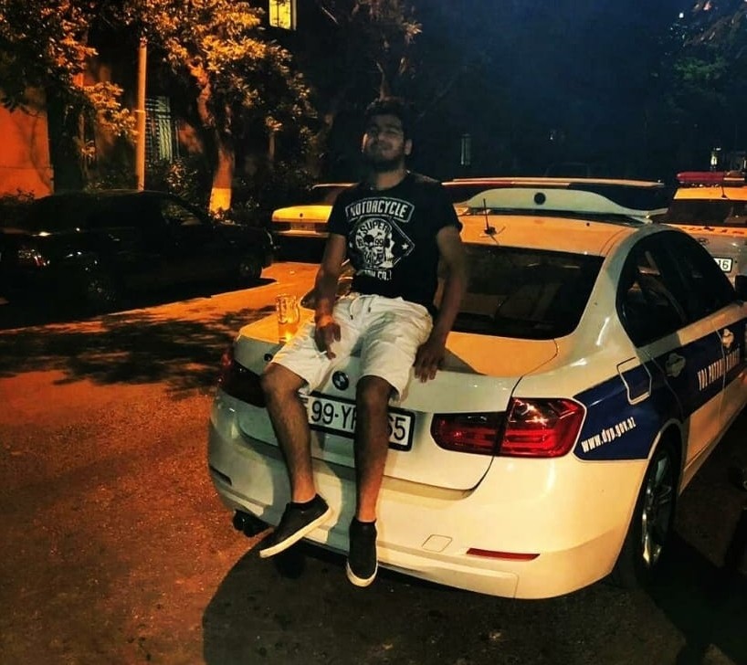 Bakıda polis maşınının üzərində pivə içən şəxs SAXLANILDI