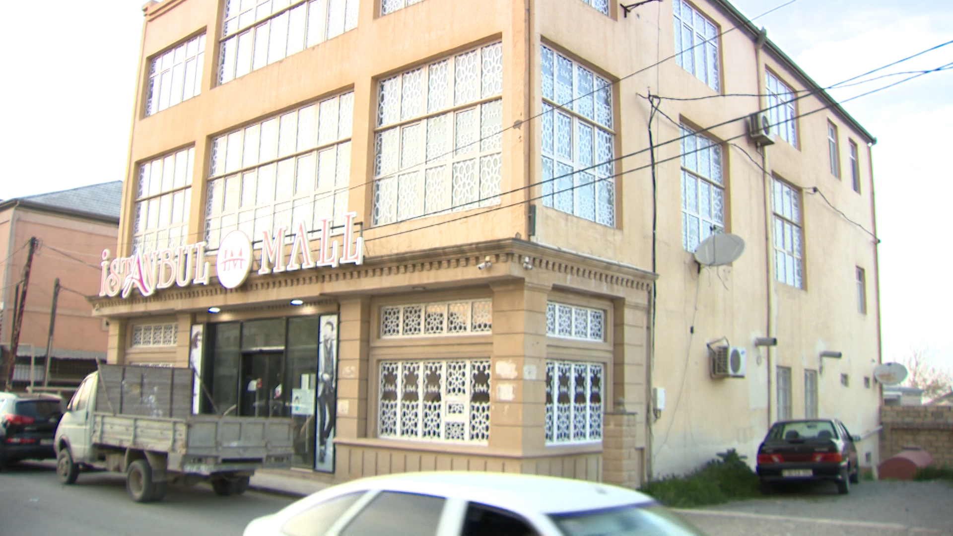Bakıda gizli fəaliyyət göstərən ticarət mərkəzi aşkarlandı - FOTO
